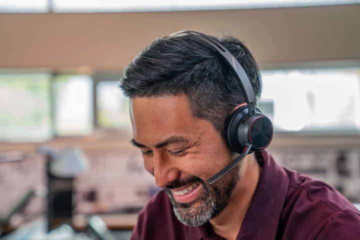 Produktbild HP POLY Voyager Focus 2 USB-C-C Headset +USB-C/A Adapter +Charging Stand