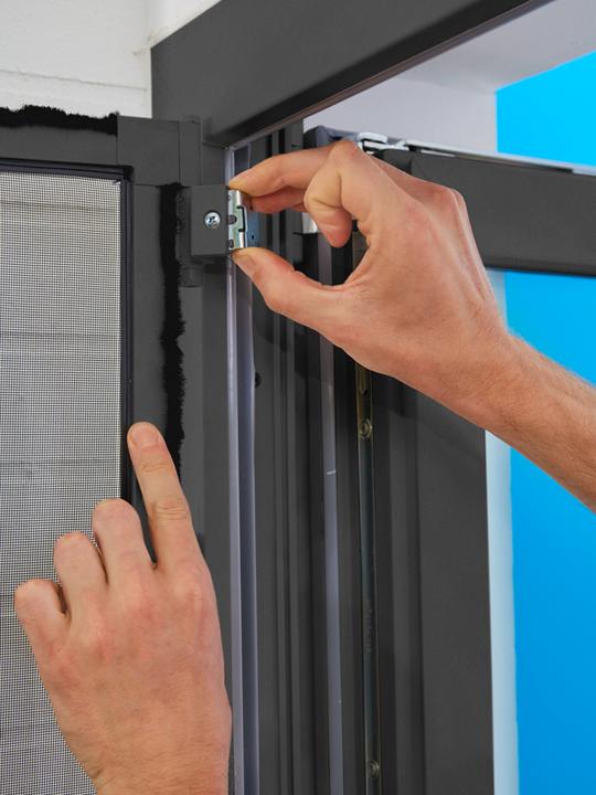 Produktbild tesa Insektenschutz Alu COMFORT Adapter für Türen, zur Montage ohne Bohren