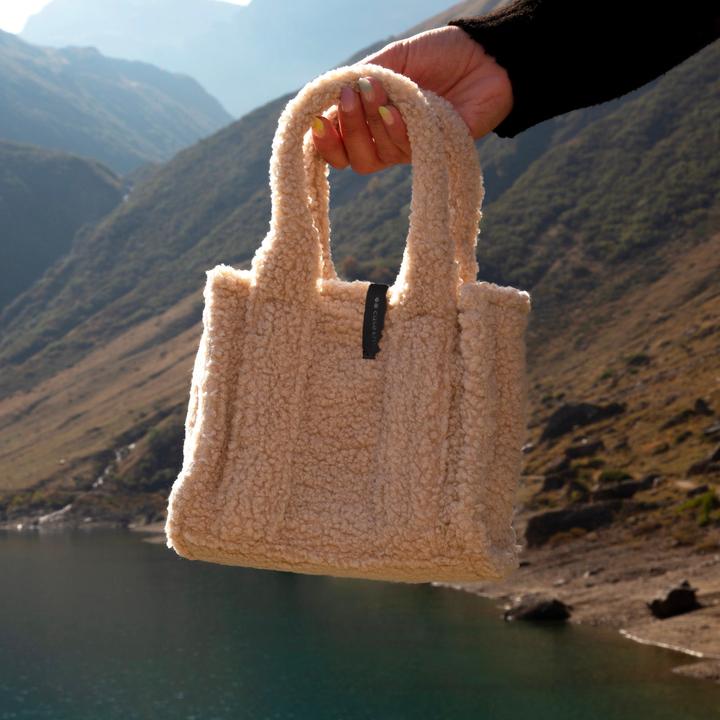Produktbild Caseme Teddy-Wintertasche mit abnehmbarem Schultergurt für Smartphones und Zubehör