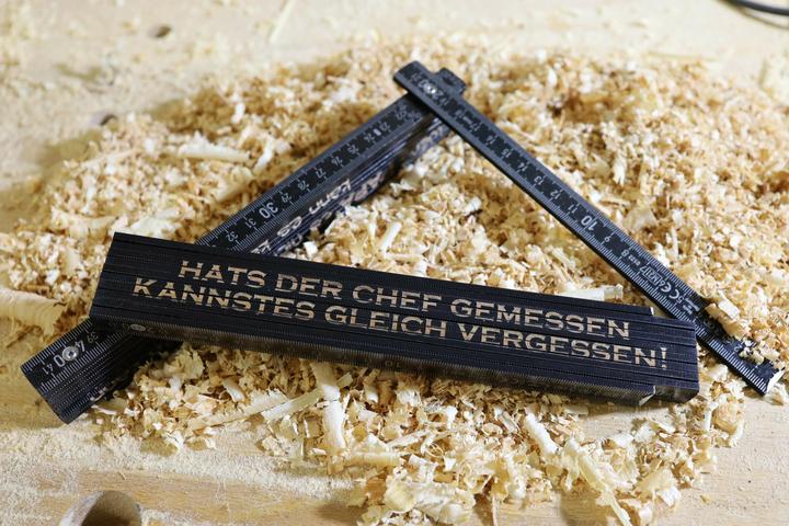 Produktbild La Mia! Zollstock mit lustigem Spruch - ideales Geschenk für Chefs mit Humor!