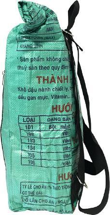 Produktbild Bekos Upcycling - Kurierrucksack aus recycelten Fischfuttersäcke grün (40 l)