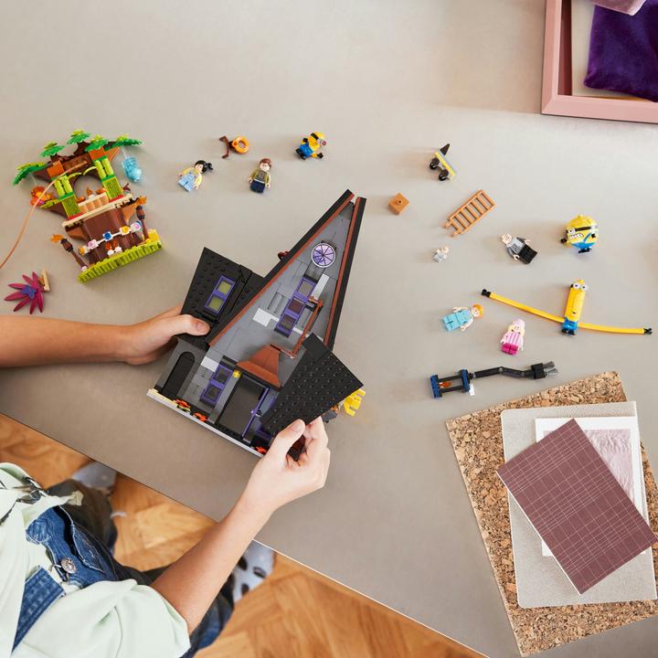 Actual product image LEGO Family villa of Gru and the Minions (75583, LEGO Minions)