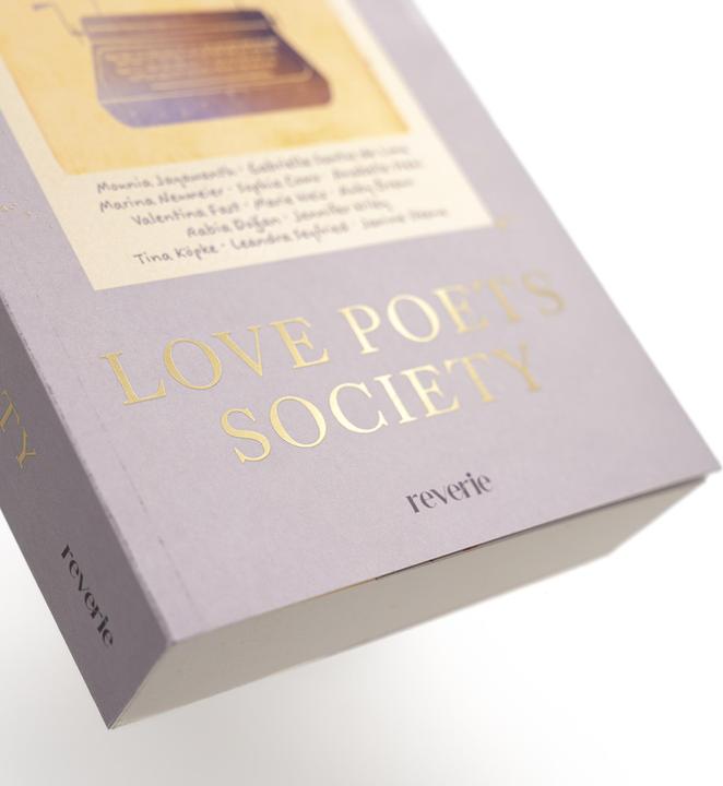 Immagine prodotto Reverie Love Poets Society (Tedesco, Bianco, Marie/Dogan, Como, Sophiaua, Jennifer Wiley, Tina Köpke, Marie Weis, Dogan, Anabelle Stehl, Janine Ukena, Valentina veloce, Leandra Seyfried, Rubino Marrone, Mounia Jayawanth, 2025)