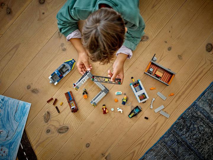 Productafbeelding LEGO Stad - Speedboot van de politie en schuilplaats van boeven (60417) (60417, LEGO Stad)