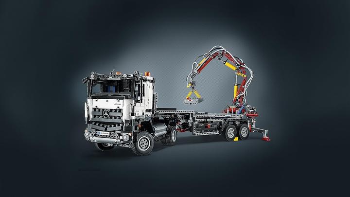 Actual product image LEGO Mercedes-Benz Arocs 3245 (42043, LEGO Technic)