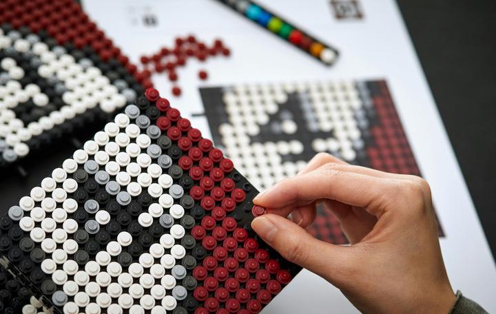 Actual product image LEGO Harry Potter Hogwarts Crest (31201, LEGO Harry Potter)