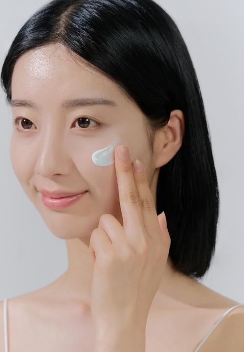 Produktbild Skin1004 Madagascar Centella Hyalu-Cica Water-Fit Sun Serum (Sonnencreme Gesicht, SPF 50+, 50 ml, 50 g)