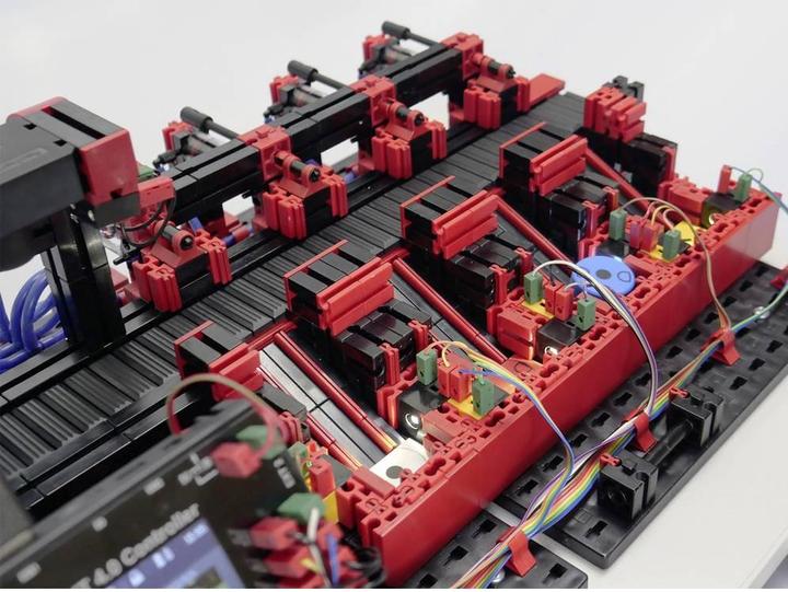 Immagine prodotto Fischertechnik Garanzia di qualità con modello di simulazione AI Dispositivo finito 9 V