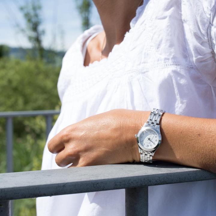 Actual product image M Watch Mondaine Lady Chic (Analogue wristwatch, Swiss made, 24 mm)