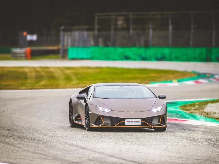 Immagine prodotto Smartbox Pilotaggio di 1 giro al volante di una Lamborghini Huracan EVO sul circuito di Hockenheim (1 pers.)