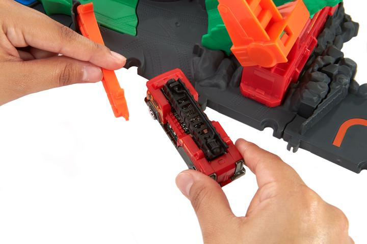 Image du produit Hot Wheels City Dragon Attack Looping Set, Accessoires incl. 1 voiture jouet