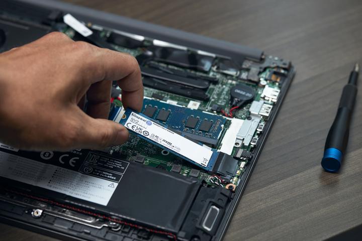 Actual product image Kingston NV2 (2000 GB, M.2 2280)