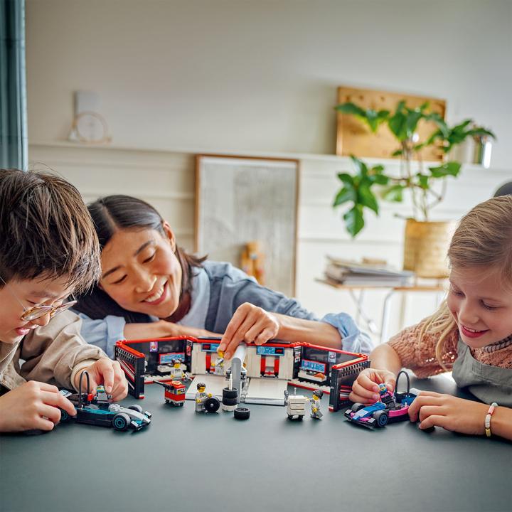 Actual product image LEGO F1 Garage mit Mercedes-AMG & Alpine Rennautos (60444, LEGO City)