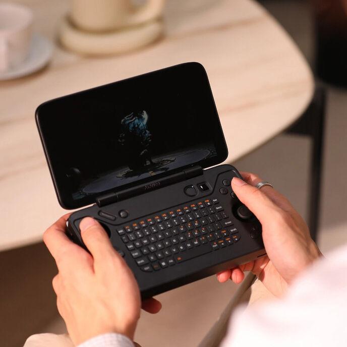 Produktbild Ayaneo Flip KB Handheld Konsole, AMD Ryzen 8840U, 16 GB LPDDR5X, 512 GB SSD – Shadow Black