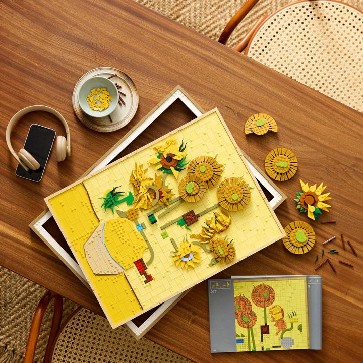 Actual product image LEGO Vincent van Gogh - Sunflowers (31215, LEGO DC, LEGO Rare Sets)