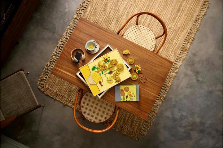 Actual product image LEGO Vincent van Gogh - Sunflowers (31215, LEGO DC, LEGO Rare Sets)