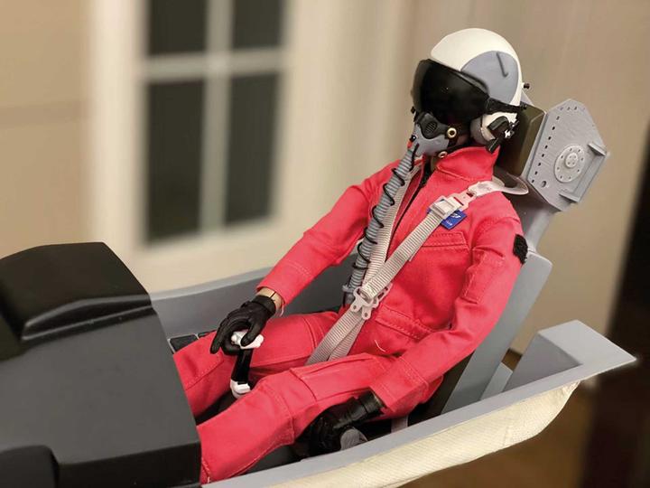 Produktbild Planet-Hobby 1/6 Pilotenfigur Jet mit Helm Rot Höhe 315mm, Breite 110mm, Tiefe 60mm Gewicht 160g