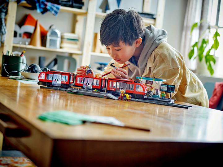 Actual product image LEGO Tram with stop (60423, LEGO City)