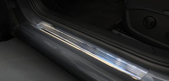 Immagine prodotto Aristar Finiture delle soglie delle porte in acciaio inox per VW Golf 8 dal 2020 ad oggi (Frontale)