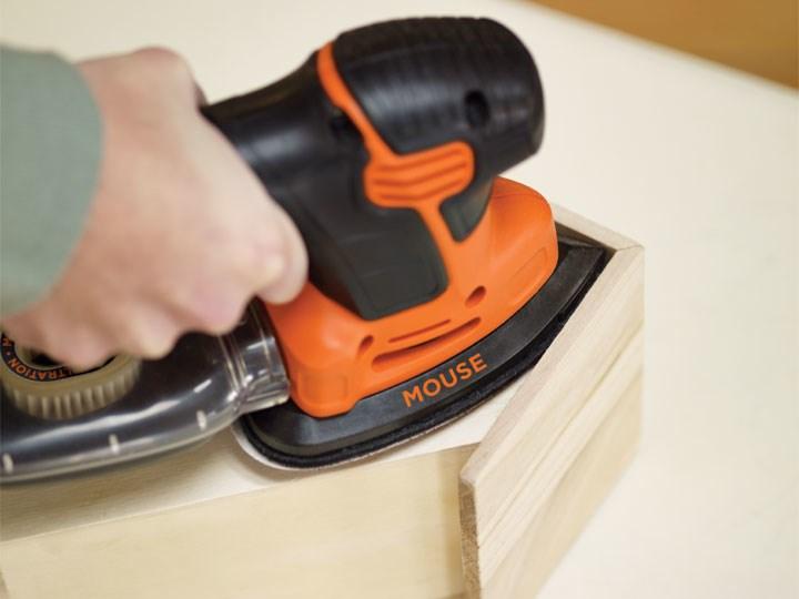 Image du produit Black & Decker Sableuse compacte pour souris (Plateau de ponçage triangulaire, 120 W)