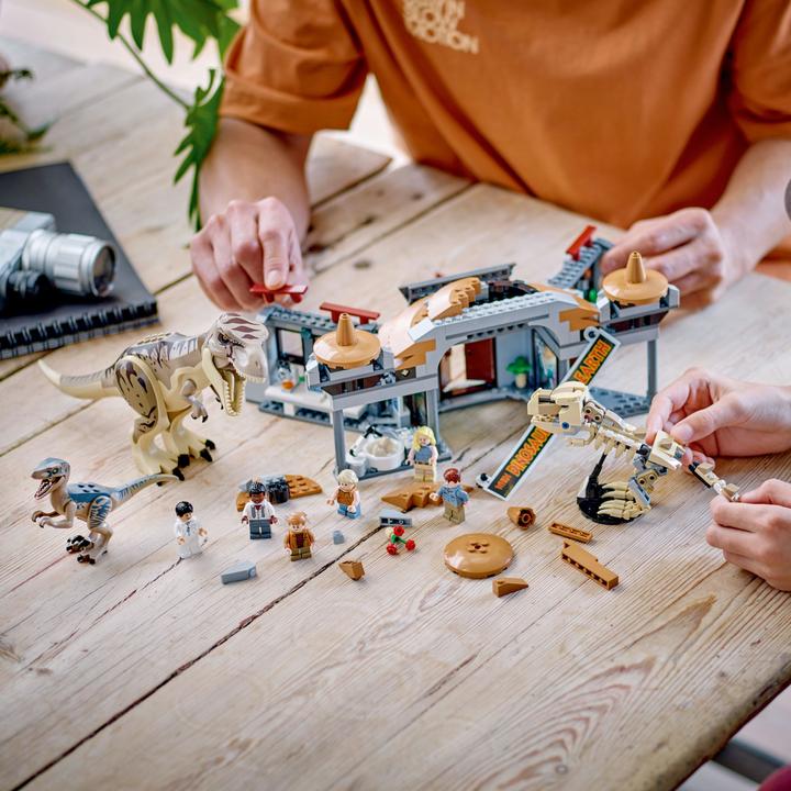 Produktbild LEGO Angriff des T. rex und des Raptors aufs Besucherzentrum (76961, LEGO Jurassic World)