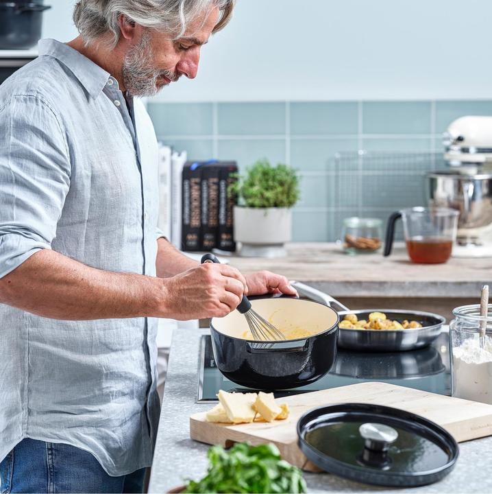 Produktbild KitchenAid braadpan 26cm - gemailleerd gietijzer - onyx zwart - rond (26 cm, Bräter + Schmortopf, Gusseisen)