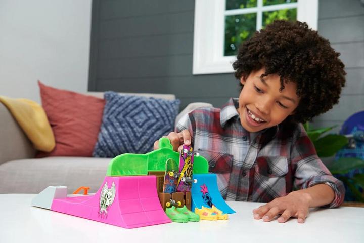 Image du produit Hot Wheels Skate Tony Hawk HQ Skatepark mit 2 exklusiven Fingerboards und 2 Paar Skateschuhen