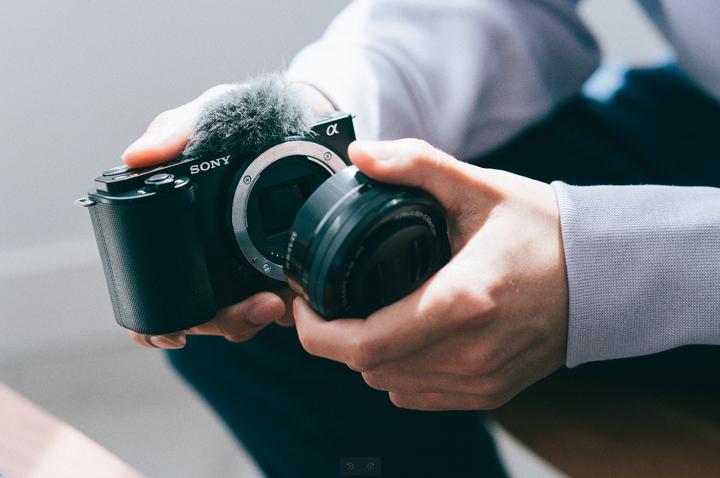 Image du produit Sony Alpha ZV-E10L (16 - 50 mm, 24 Mpx, APS-C / DX)