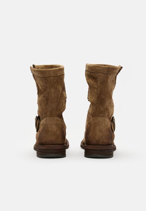 Image du produit Felmini Cette bottine est fabriquée en cuir de haute qualité. Elles offrent un mélange parfait de (39)