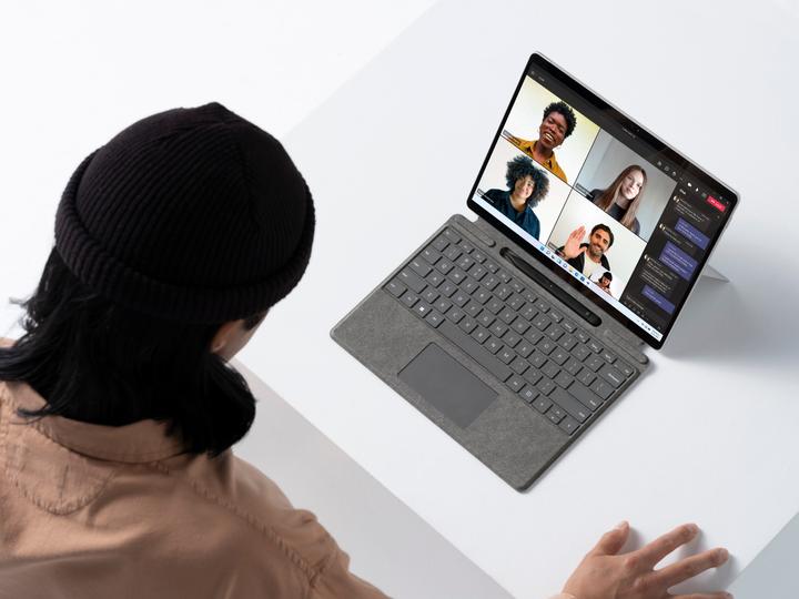 Produktbild Microsoft Surface Pro 8 (13", Intel Core i7-1185G7, 256 GB, 256 GB, Ohne Tastaturlayout)