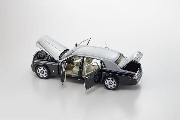 Produktbild Kyosho Rolls-Royce Phamtom EWB Schwarz / Silber, 1:18