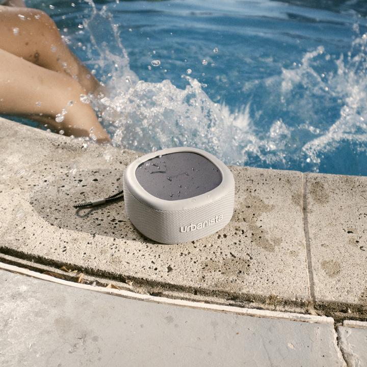 Image du produit Urbanista Malibu Desert Gray Enceinte portable Bluetooth avec panneau solaire (24 h, Panneau solaire)