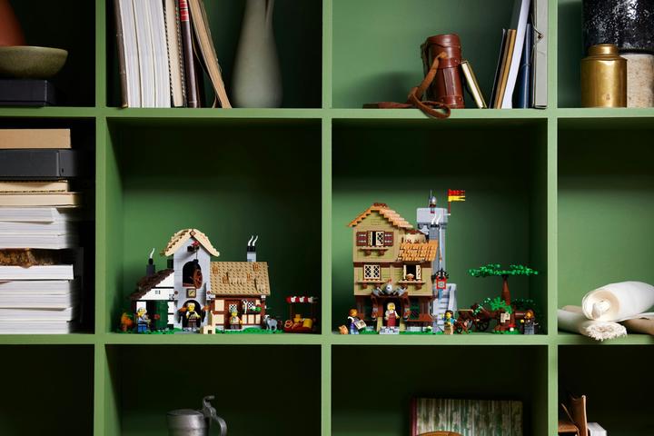 Image du produit LEGO Place de la ville médiévale (10332, LEGO Icons, LEGO difficiles à trouver)