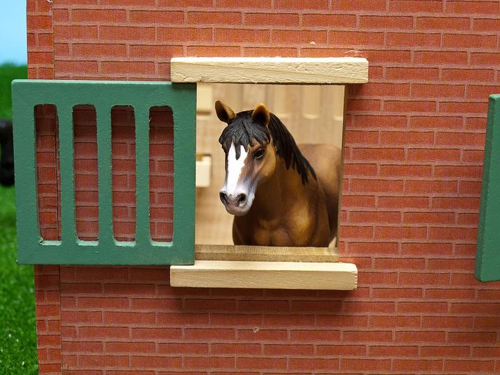 Actual product image Sombo Stable with 7 horse boxes