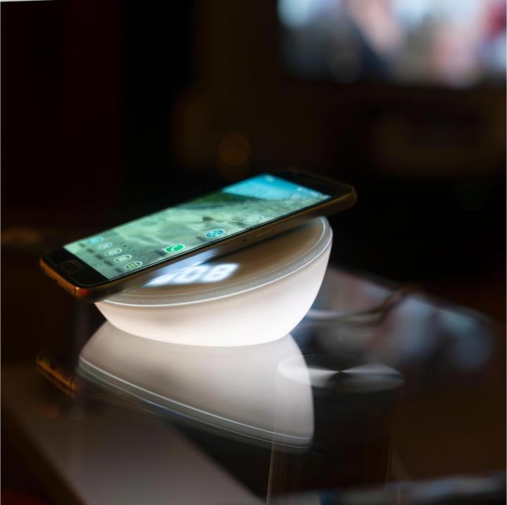 Actual product image 4smarts Wireless Charger VoltBeam N8 15W with Clock LED Lamp White
