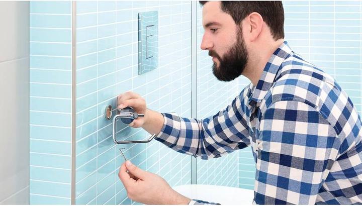 Produktbild tesa SMOOZ WC-Papierrollenhalter inkl. Klebelösung ohne Bohren