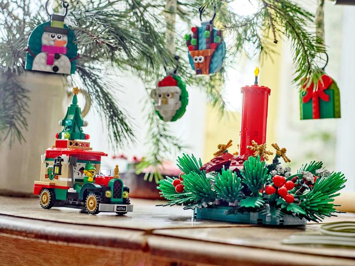 Actual product image LEGO Christmas arrangement (40743, LEGO Iconic)