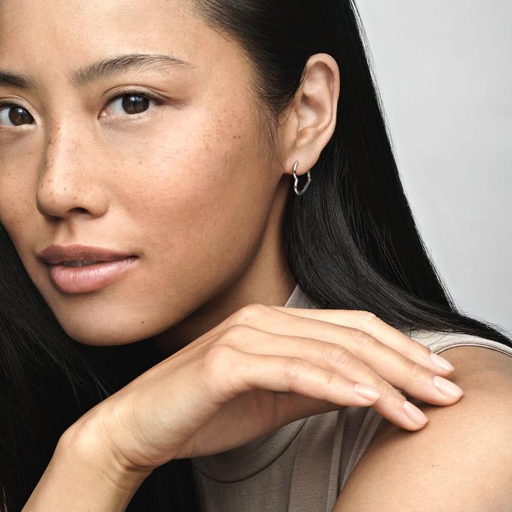 Image du produit Pandora Petites boucles d'oreilles asymétriques en forme de coeur (Argent massif)