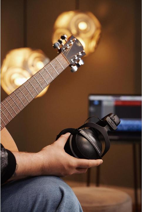 Actual product image Beyerdynamic DT 770 Pro Black Limited Edition (No noise cancelling, Cable)
