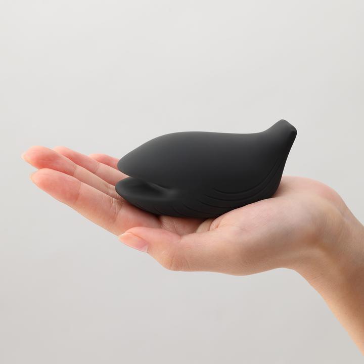 Produktbild Tenga iroha+ yoru by - leiser und sehr starker Vibrator, Soft-Touch Silikon, schwarz