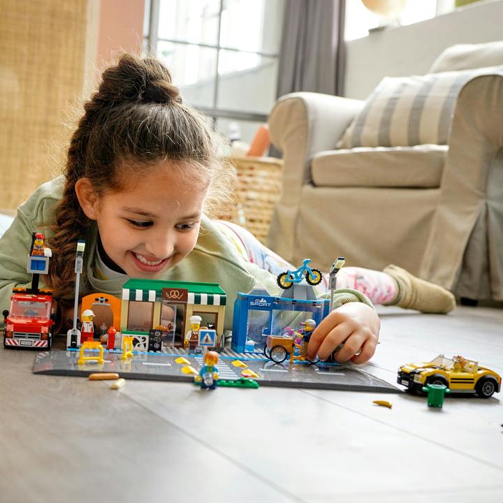 Actual product image LEGO Shopping street with shops (60306, LEGO City)