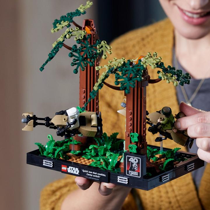 Actual product image LEGO Chase on Endor - Diorama (75353, LEGO Star Wars)