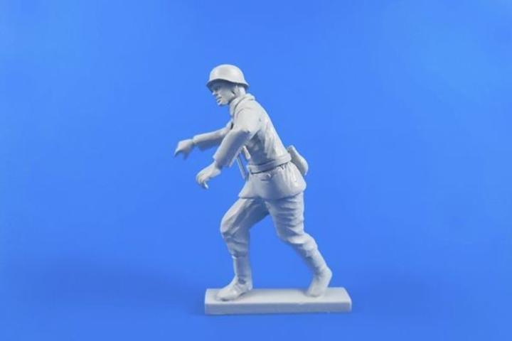 Immagine prodotto CMK Motociclista tedesco della seconda guerra mondiale (che spinge la sua moto) per il kit Tamiya BMW