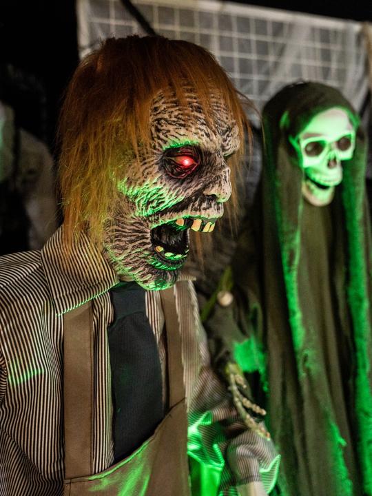 Actual product image Europalms Halloween figure zombie with chainsaw, animated, 170cm