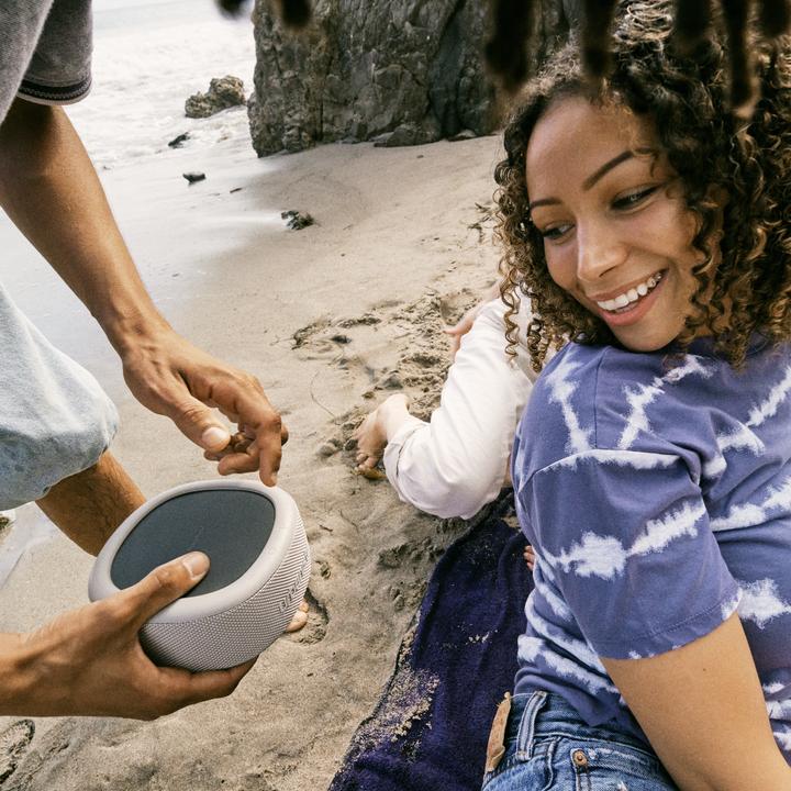 Image du produit Urbanista Malibu Desert Gray Enceinte portable Bluetooth avec panneau solaire (24 h, Panneau solaire)
