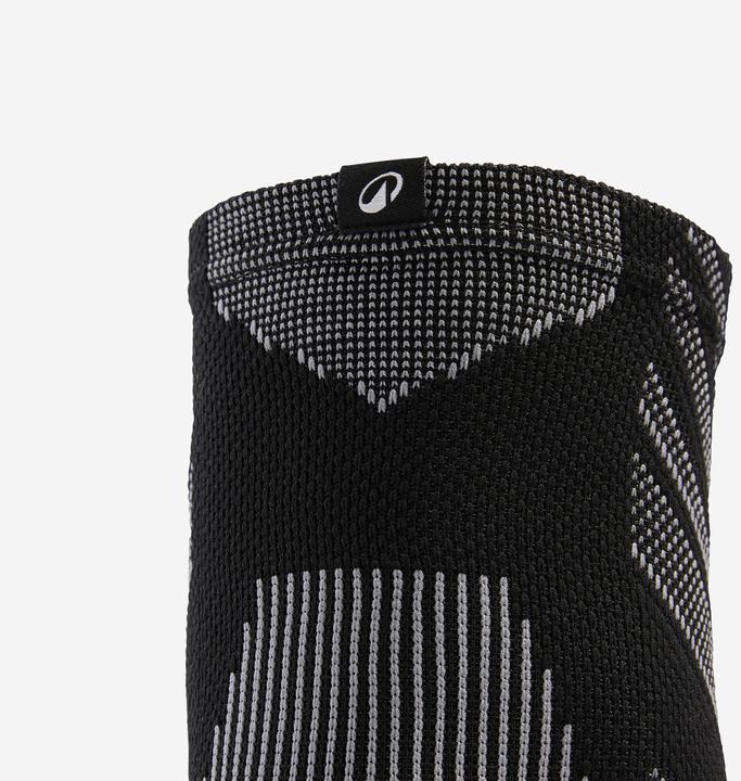 Actual product image Decathlon Seamless right or left elbow support (1)