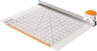 Fiskars Coltello arrotolatore Ø 45 mm con righello, 12" x 12", arancione/bianco, 1016264 (8 lamelle, 300 x 300 mm)