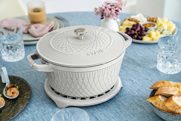 Produktbild Staub Twisted Cocotte (24 cm, Bräter + Schmortopf, Gusseisen)