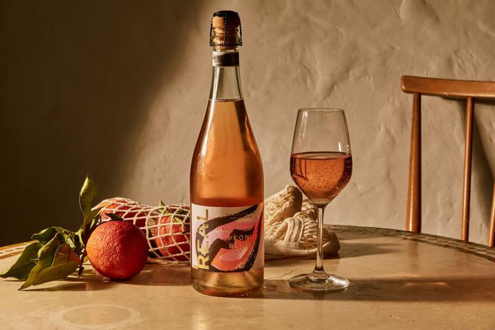 Produktbild The Real Drinks Co. REAL Peony Blush Non-alcoholic Fermented Sparkling Tea (1 x 75 cl)