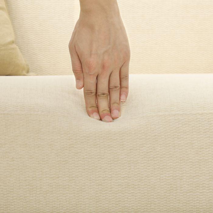 Produktbild Swisshandel24 2 Sitzer Sofa, Kleine Couch mit Samtoptik, Holzbeine für Wohnzimmer Creme (2-Sitzer)